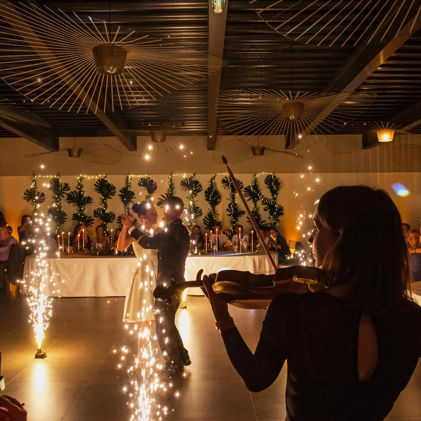 Ouverture de bal avec jets d'étincelles et violoniste – DJ mariage Pays Basque