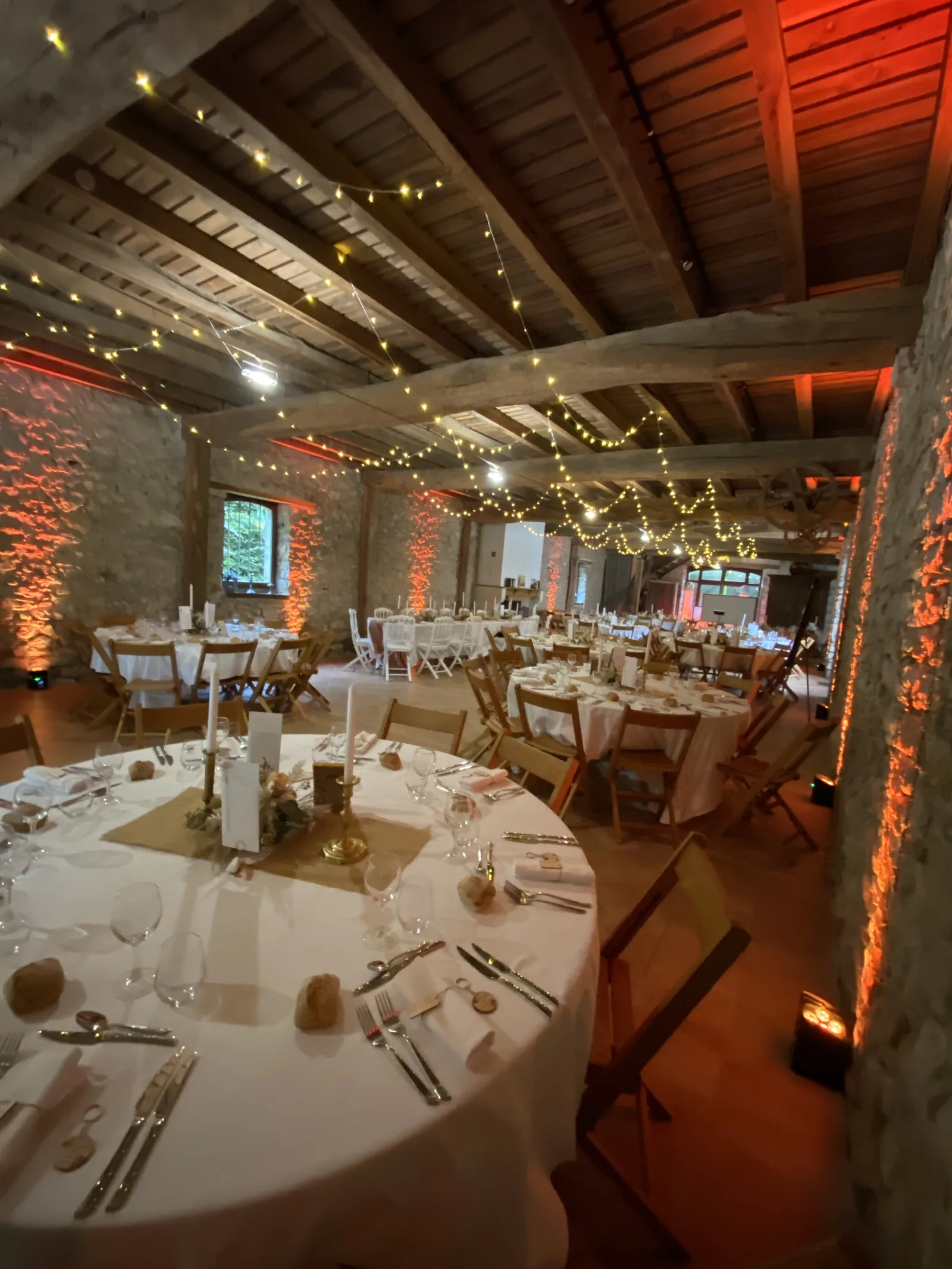Éclairage de grange et guirlandes pour un mariage dans les Landes