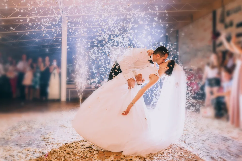 Ouverture de bal sous les confettis – mariage Pays Basque & Landes